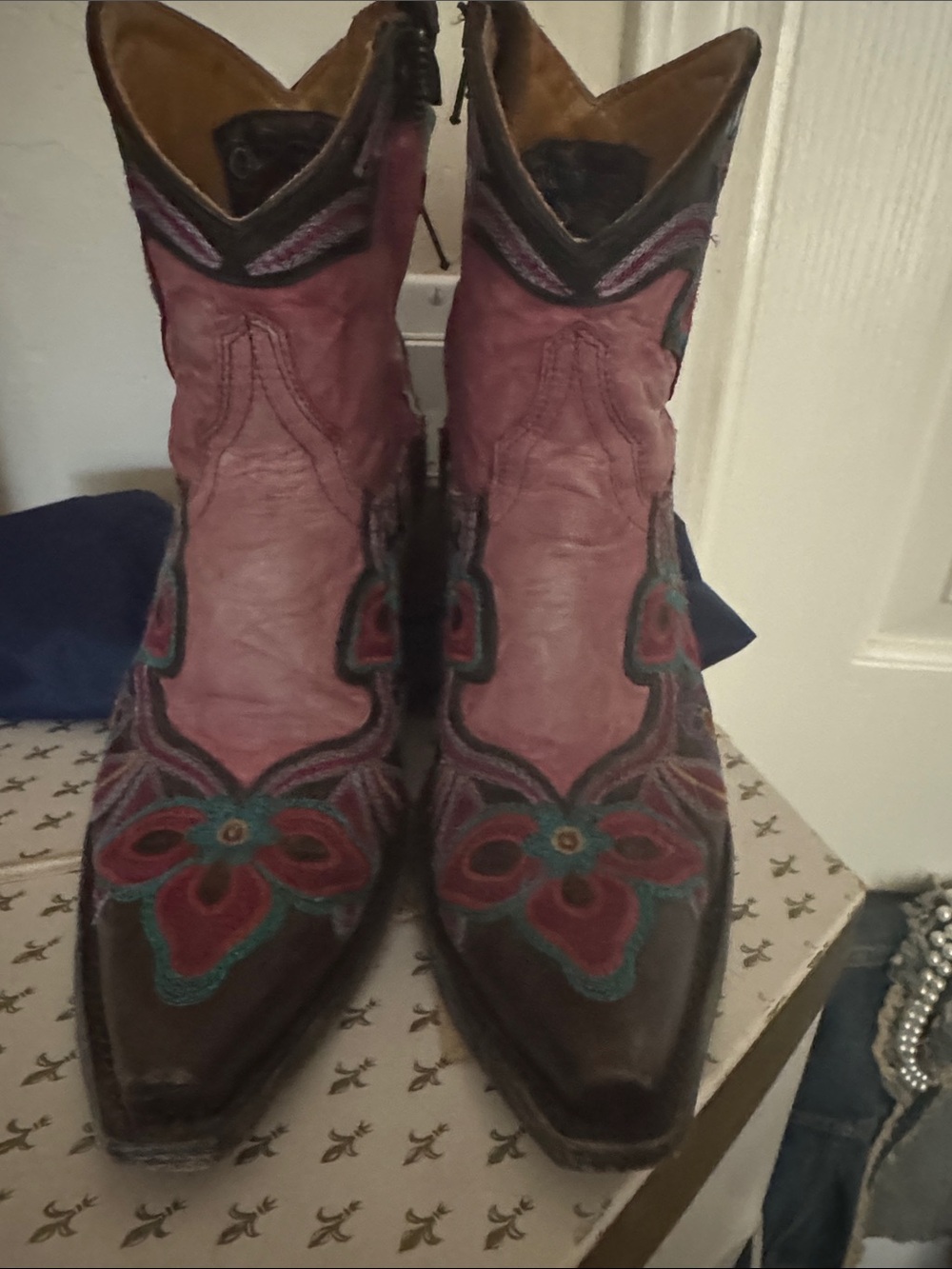 Women's Pink Floral Embroidered Cowboy Boots. OldGringo very well known.
Size 7